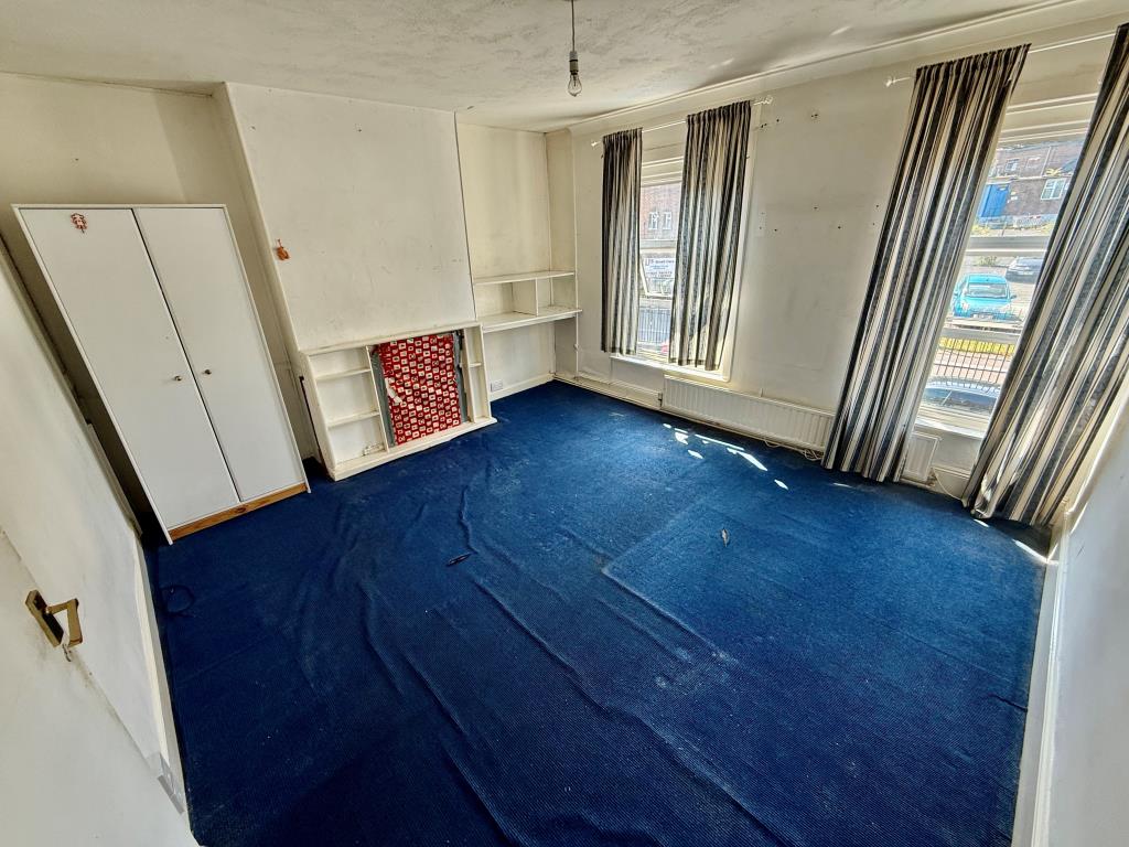 Lot: 11 - FOUR STOREY DOUBLE FRONTED BUILDING WITH POTENTIAL - Maisonette bedroom one
